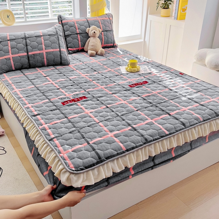 91家纺网 家纺一手货源 找家纺 情煊家纺 2024新款保暖牛奶绒夹棉床笠-花边款 乐拼字母-花边款