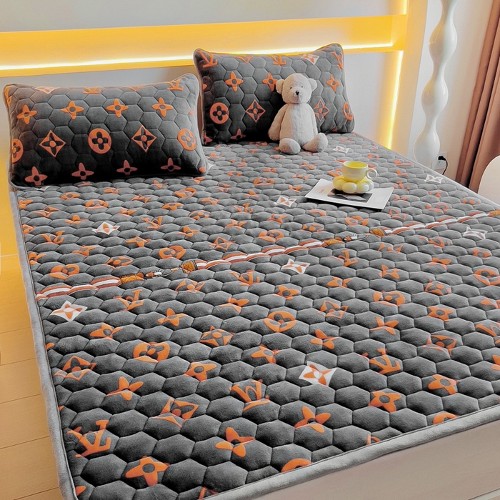 91家纺网 家纺一手货源 找家纺 情煊家纺 2024新款A类牛奶绒印花夹棉床垫 大牌风范