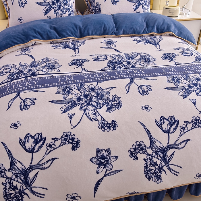 91家纺网 家纺一手货源 找家纺 曼尼家纺2025高克重直播印花床裙款法莱绒金貂珊瑚绒牛奶绒四件套 青花瓷