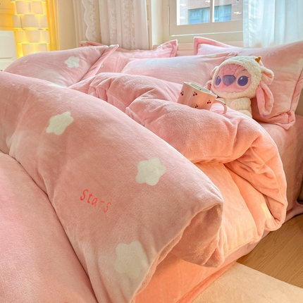 91家纺网 家纺一手货源 找家纺 （总）2024新款高克重牛奶绒四件套-自然光