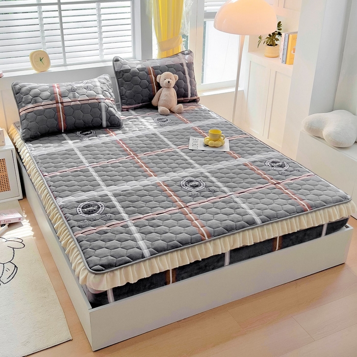 91家纺网 家纺一手货源 找家纺 情煊家纺 2024新款保暖牛奶绒夹棉床笠-花边款 宝利格-花边款