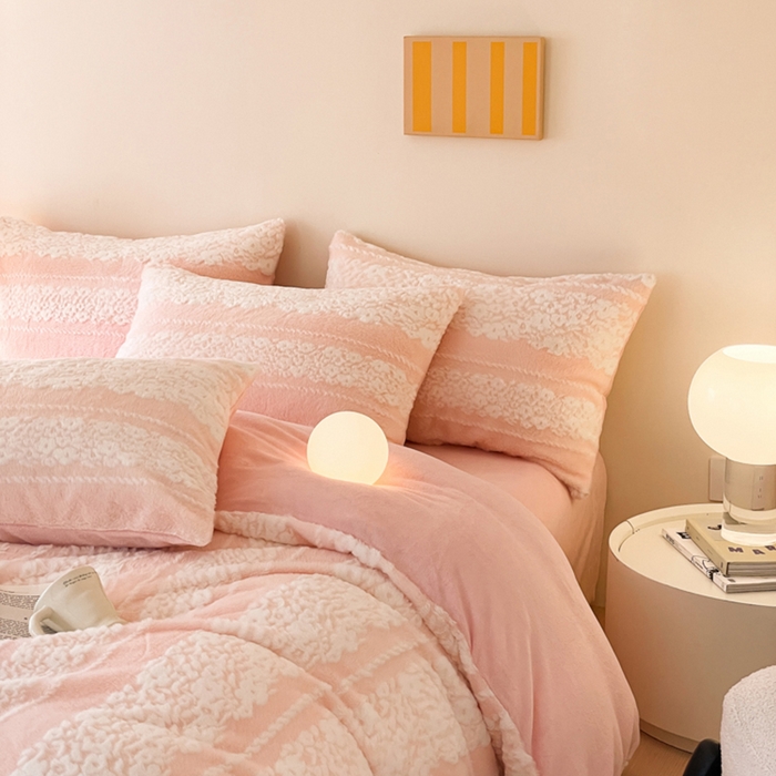 91家纺网 家纺一手货源 找家纺 金爱家 2024新品全消光A类纯色獭兔毛绒立体牛奶绒兔毛雕花350克四件套 兔毛百合花粉色