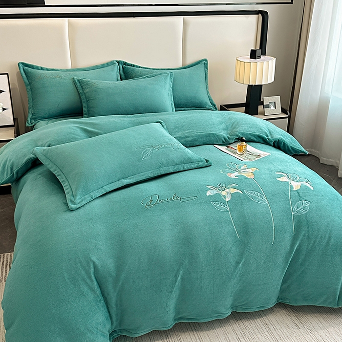 91家纺网 家纺一手货源 找家纺 陌乘坊家纺 2024新款高克重牛奶绒刺绣四件套-百合系列 百合-孔雀绿