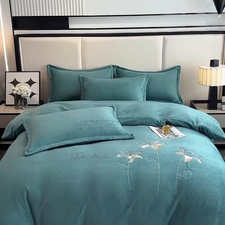 91家纺网 家纺一手货源 找家纺 陌乘坊家纺 2024新款高克重牛奶绒刺绣四件套-百合系列 百合-孔雀绿