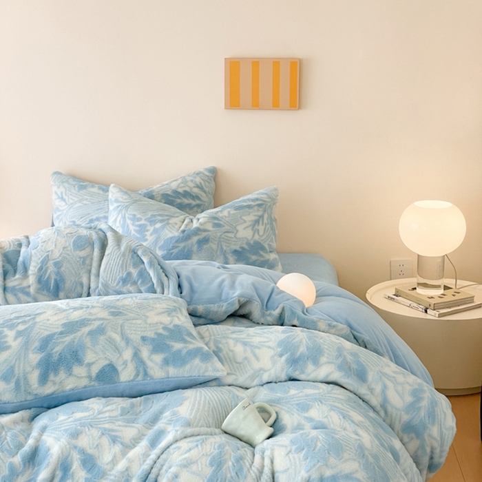 91家纺网 家纺一手货源 找家纺 金爱家 2024新品全消光A类纯色獭兔毛绒立体牛奶绒兔毛雕花350克四件套 兔毛罗曼蒂蓝色