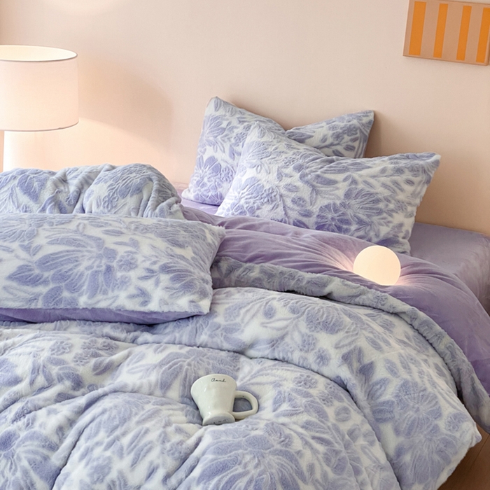 91家纺网 家纺一手货源 找家纺 金爱家 2024新品全消光A类纯色獭兔毛绒立体牛奶绒兔毛雕花350克四件套 兔毛繁花紫色