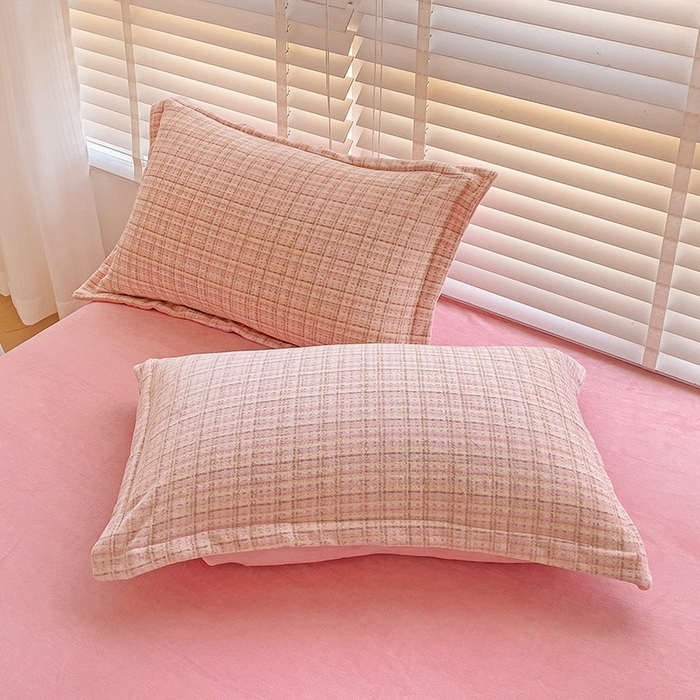 91家纺网 家纺一手货源 找家纺 简一 2024新款牛奶绒无印风ins风方格系列-单枕套 小香风荆棘-浅粉