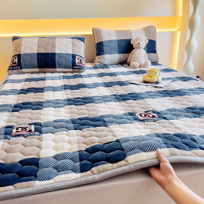 91家纺网 家纺一手货源 找家纺 情煊家纺 2024新款A类牛奶绒印花夹棉床垫 蓝大格