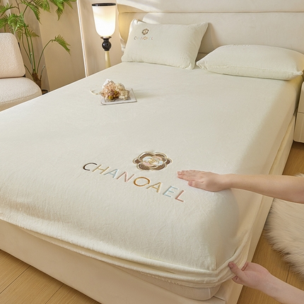 91家纺网 家纺一手货源 找家纺 （总）摩妮卡 2025新品牛奶绒刺绣床笠床垫保护三件套-山茶花