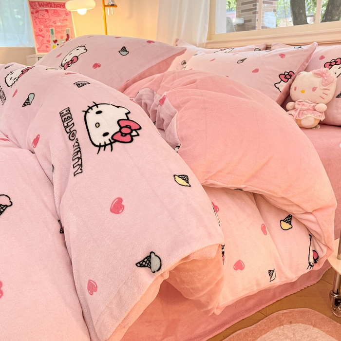 91家纺网 家纺一手货源 找家纺 桃子家居 2024新款三丽鸥卡通加厚高克重200克牛奶绒系列四件套 绒三丽鸥-粉心甜筒kitty