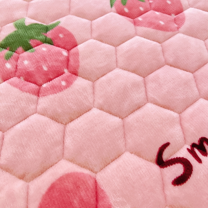 91家纺网 家纺一手货源 找家纺 情煊家纺 2024新款保暖牛奶绒夹棉床笠-花边款 莓果熊-花边款