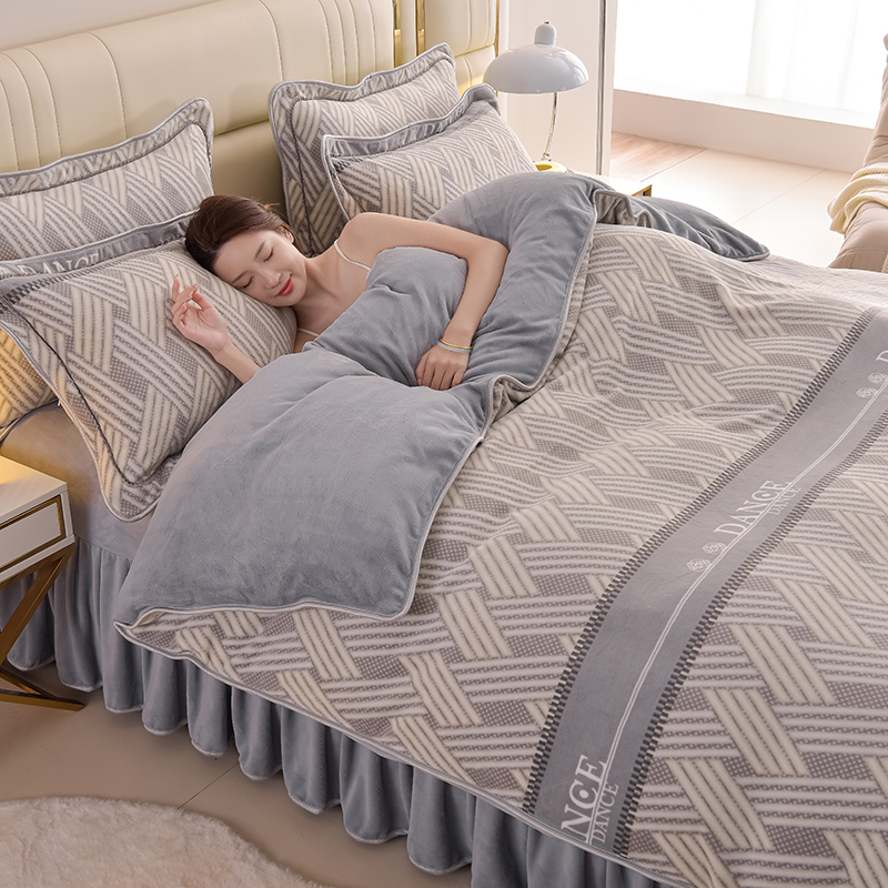 91家纺网 家纺一手货源 找家纺 曼尼家纺2025高克重直播印花床裙款法莱绒金貂珊瑚绒牛奶绒四件套 时尚格