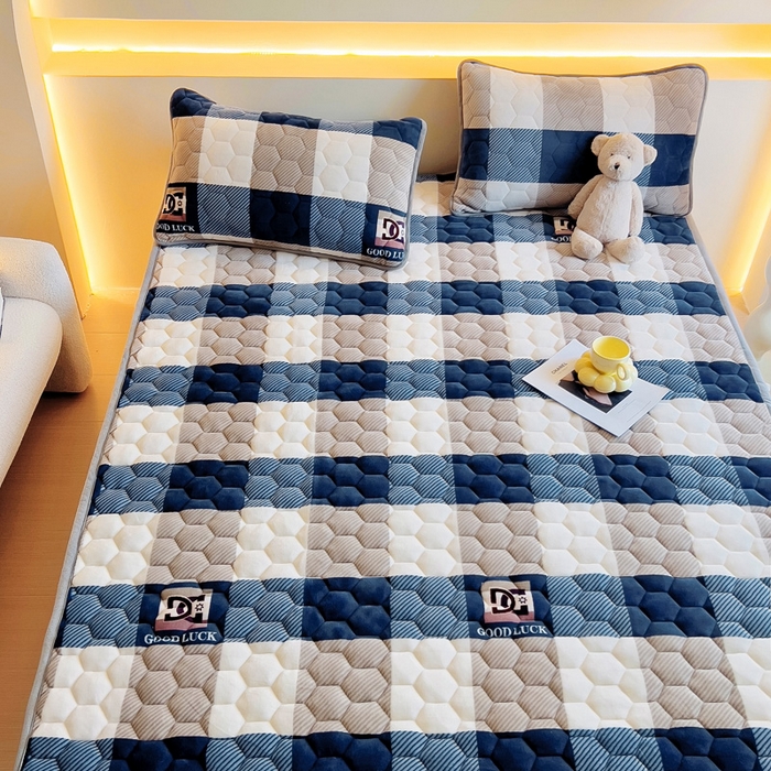 91家纺网 家纺一手货源 找家纺 情煊家纺 2024新款A类牛奶绒印花夹棉床垫 蓝大格