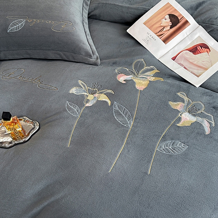 91家纺网 家纺一手货源 找家纺 陌乘坊家纺 2024新款高克重牛奶绒刺绣四件套-百合系列 百合-高级灰