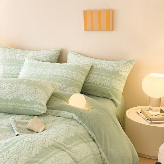 91家纺网 家纺一手货源 找家纺 金爱家 2024新品全消光A类纯色獭兔毛绒立体牛奶绒兔毛雕花350克四件套 兔毛百合花绿色