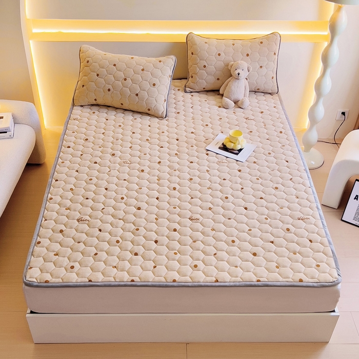 91家纺网 家纺一手货源 找家纺 情煊家纺 2024新款A类牛奶绒印花夹棉床垫 含情