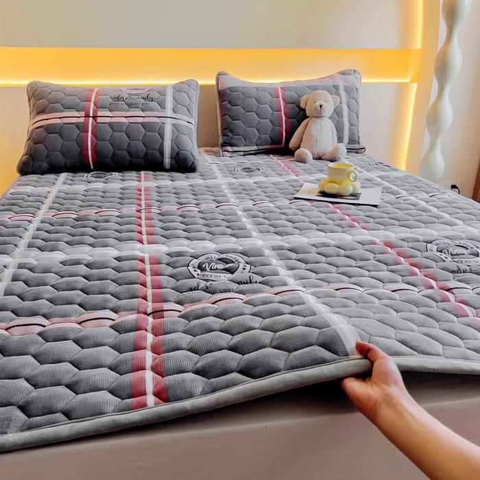 91家纺网 家纺一手货源 找家纺 情煊家纺 2024新款A类牛奶绒印花夹棉床垫 宝利格