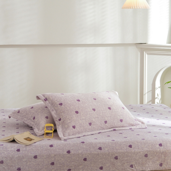 91家纺网 家纺一手货源 找家纺 2025新款200g加厚超柔牛奶绒印花保暖床笠 小爱心紫