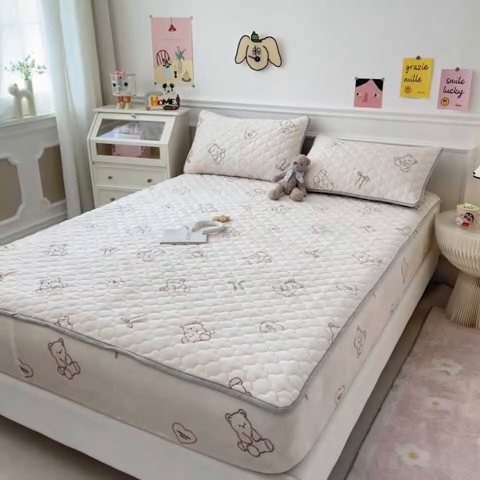 91家纺网 家纺一手货源 找家纺 丝羽坊 2024新款A类加厚牛奶绒夹棉床笠 奶咖小熊