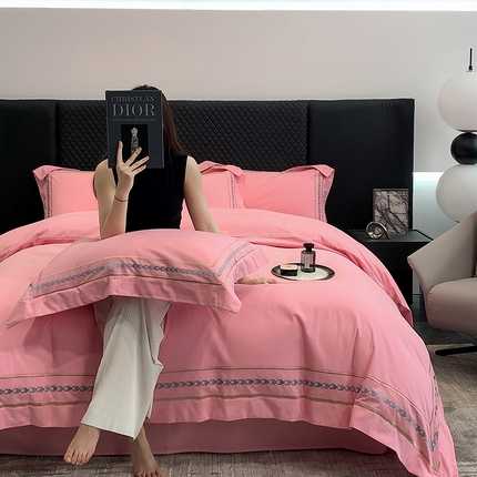 91家纺网 家纺一手货源 找家纺 家居1号家纺 2024新款加厚全棉磨毛宽边刺绣拼角四件套-维多利 维多利 豆沙色