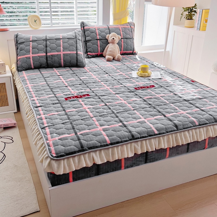 91家纺网 家纺一手货源 找家纺 情煊家纺 2024新款保暖牛奶绒夹棉床笠-花边款 乐拼字母-花边款