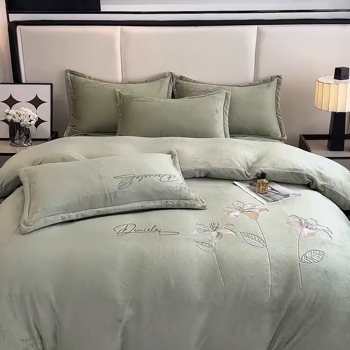 91家纺网 家纺一手货源 找家纺 陌乘坊家纺 2024新款高克重牛奶绒刺绣四件套-百合系列 百合-牛油果绿