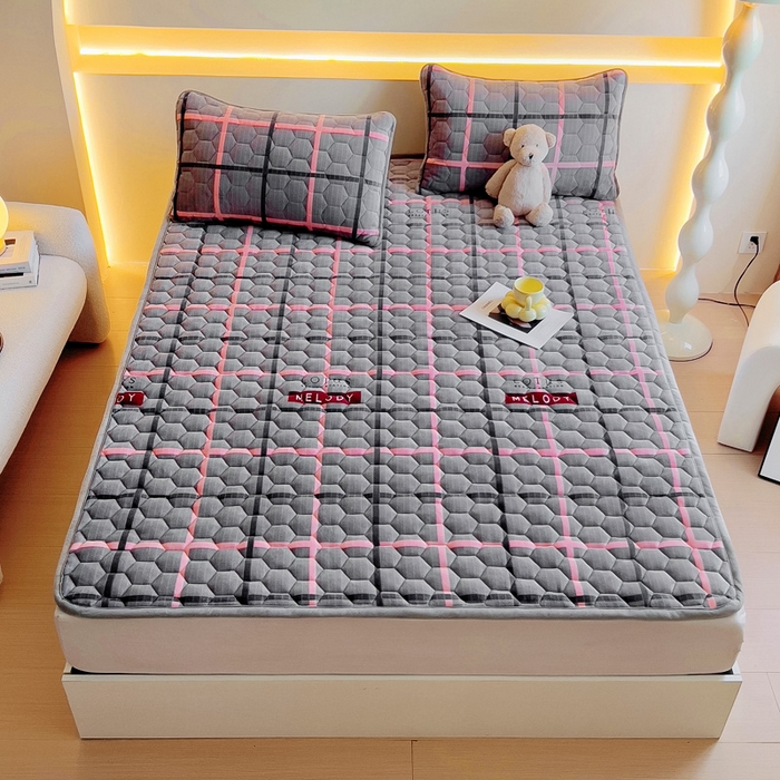 91家纺网 家纺一手货源 找家纺 情煊家纺 2024新款A类牛奶绒印花夹棉床垫 乐拼字母