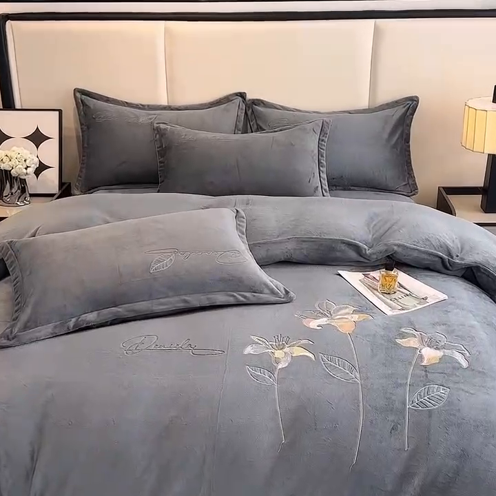 91家纺网 家纺一手货源 找家纺 陌乘坊家纺 2024新款高克重牛奶绒刺绣四件套-百合系列 百合-高级灰