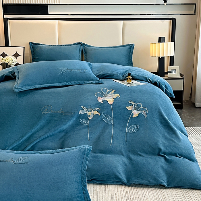 91家纺网 家纺一手货源 找家纺 陌乘坊家纺 2024新款高克重牛奶绒刺绣四件套-百合系列 百合-宾利蓝