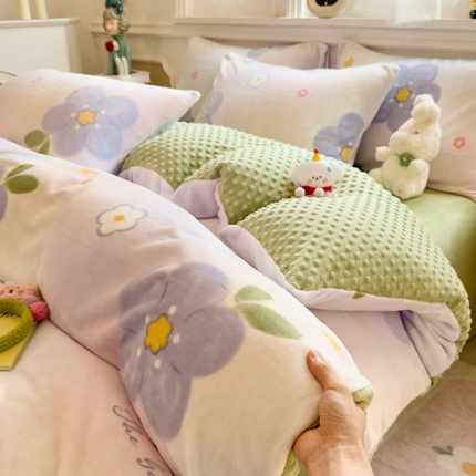 91家纺网 家纺一手货源 找家纺 （总）悦织语 2025秋冬新品200克加厚A面印花牛奶绒+B面牛奶绒豆豆四件套