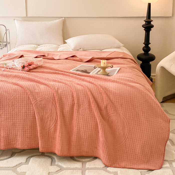 91家纺网 家纺一手货源 找家纺 胜权家纺 2024秋冬新款加厚双层婴儿绒复合雕花牛奶绒多功能毛毯盖毯空调毯子 西雅图橘