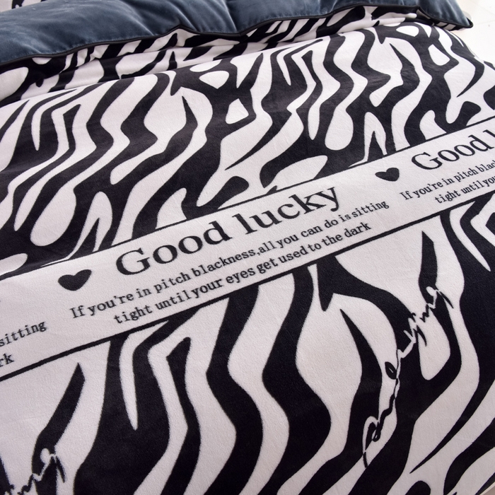 91家纺网 家纺一手货源 找家纺 曼尼家纺2025高克重直播印花床裙款法莱绒金貂珊瑚绒牛奶绒四件套 时尚斑马