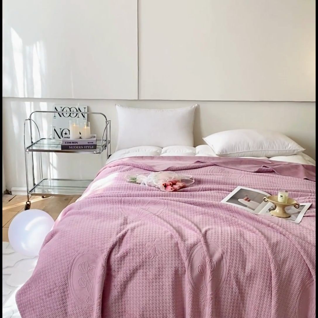 91家纺网 家纺一手货源 找家纺 胜权家纺 2024秋冬新款加厚双层婴儿绒复合雕花牛奶绒多功能毛毯盖毯空调毯子 普罗旺斯紫