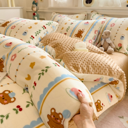 91家纺网 家纺一手货源 找家纺 （总）悦织语 2025秋冬新品200克加厚A面印花牛奶绒+B面牛奶绒豆豆四件套