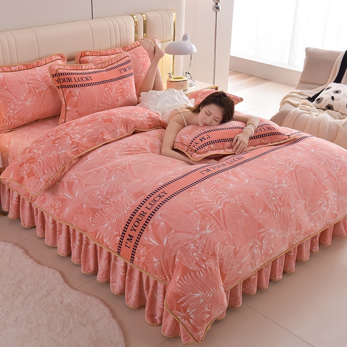 91家纺网 家纺一手货源 找家纺 曼尼家纺2025高克重直播印花床裙款法莱绒金貂珊瑚绒牛奶绒四件套 暖暖时光