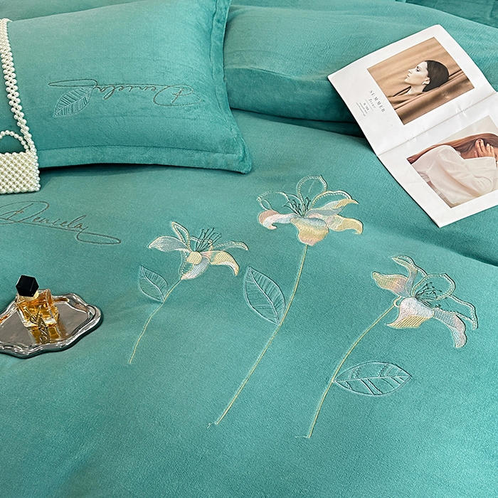 91家纺网 家纺一手货源 找家纺 陌乘坊家纺 2024新款高克重牛奶绒刺绣四件套-百合系列 百合-孔雀绿