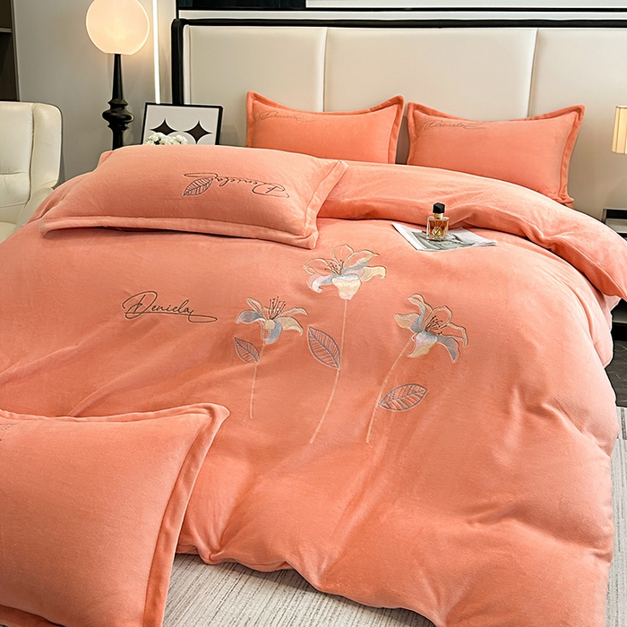 91家纺网 家纺一手货源 找家纺 陌乘坊家纺 2024新款高克重牛奶绒刺绣四件套-百合系列 百合-爱玛橙