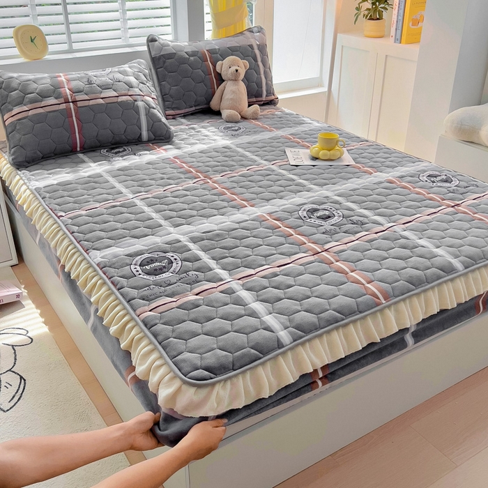 91家纺网 家纺一手货源 找家纺 情煊家纺 2024新款保暖牛奶绒夹棉床笠-花边款 宝利格-花边款