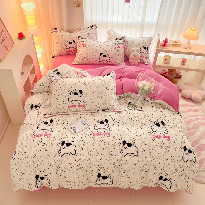 91家纺网 家纺一手货源 找家纺 呗旺鹿 2024新款高克重印花牛奶绒四件套 波点狗狗