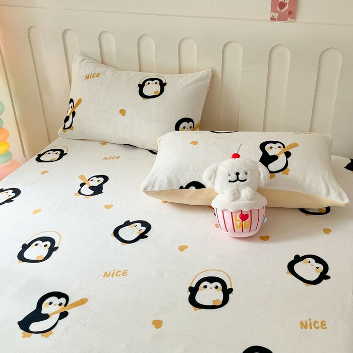 91家纺网 家纺一手货源 找家纺  星座家纺 2025新款小清新牛奶绒单床笠 字母企鹅