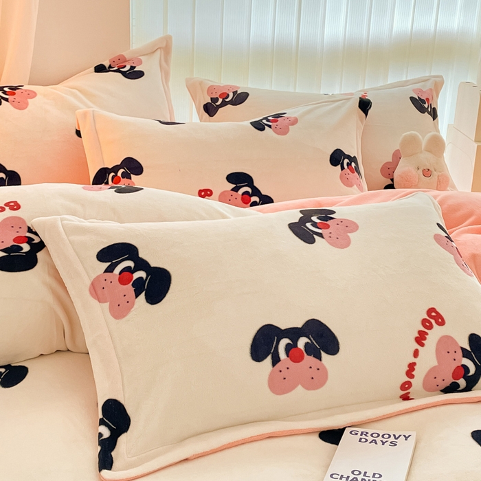 91家纺网 家纺一手货源 找家纺 呗旺鹿 2024新款高克重印花牛奶绒四件套 萌宠