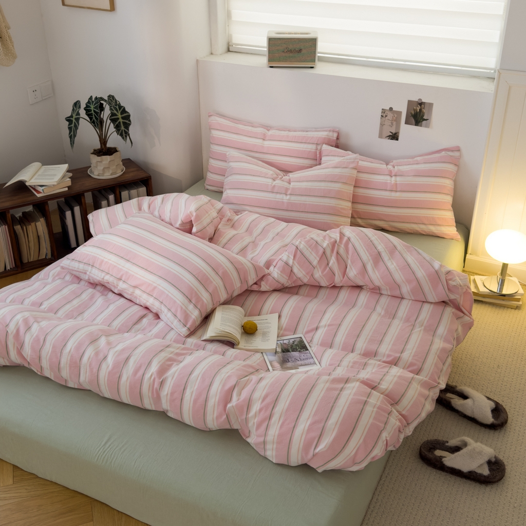 91家纺网 家纺一手货源 找家纺 久典家居 2024新款水洗棉条纹系列四件套 童话粉