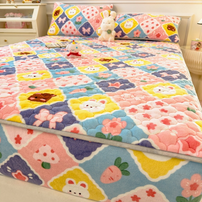 91家纺网 家纺一手货源 找家纺 丝羽坊 2024新款A类加厚牛奶绒夹棉床笠 甜蜜时光