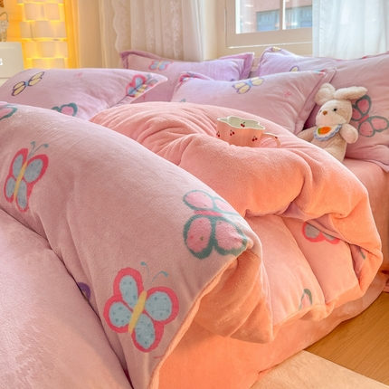 91家纺网 家纺一手货源 找家纺 （总）2024新款高克重牛奶绒四件套-自然光