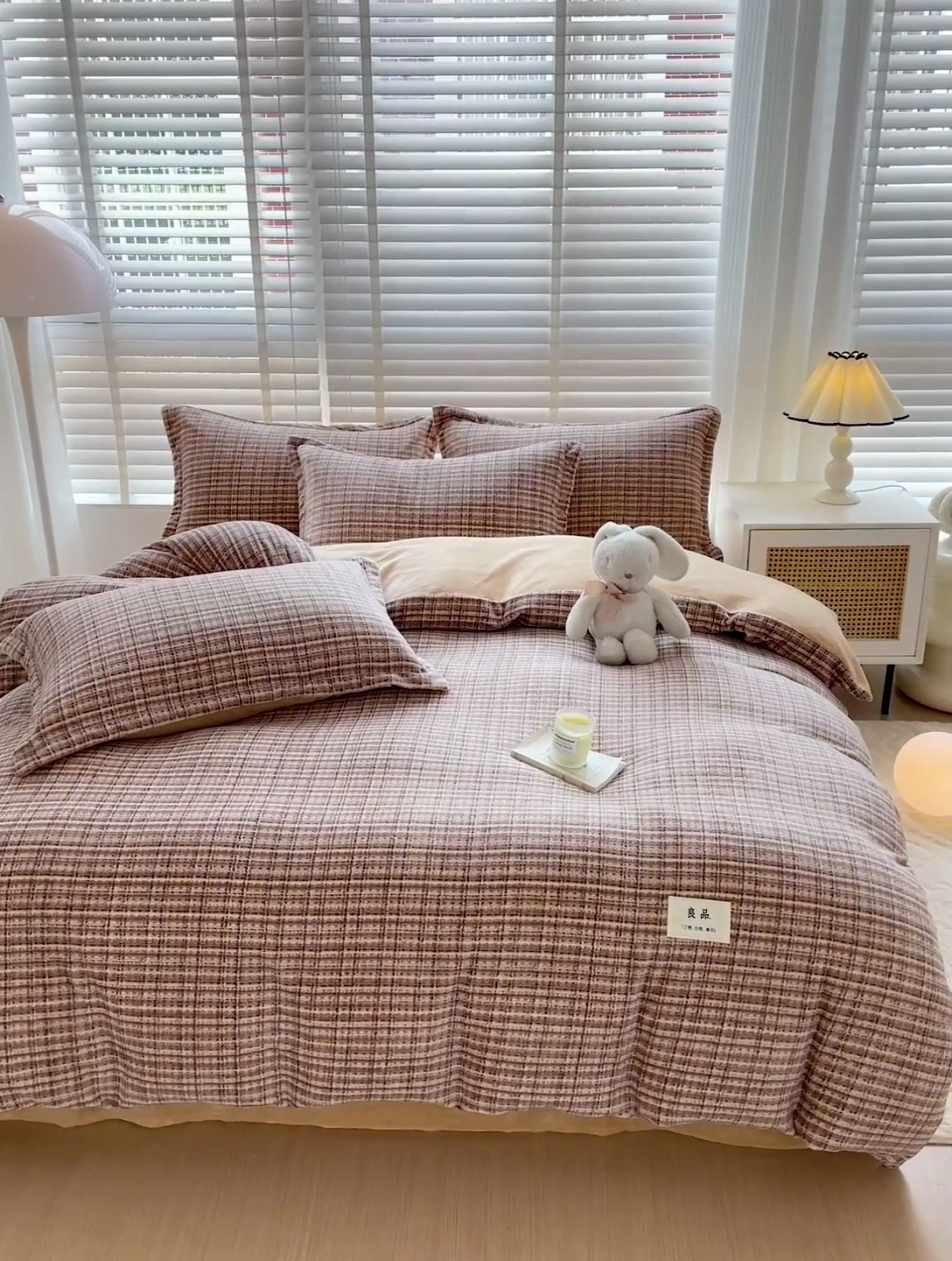 91家纺网 家纺一手货源 找家纺 简一 2025新款牛奶绒无印风ins风方格系列-四件套 小香风荆棘-浅咖