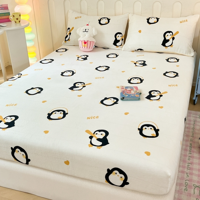 91家纺网 家纺一手货源 找家纺  星座家纺 2025新款小清新牛奶绒单床笠 字母企鹅