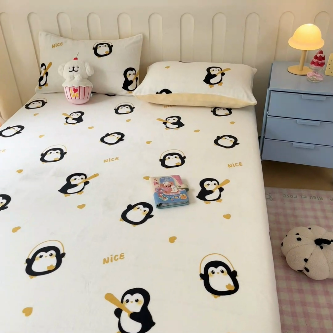 91家纺网 家纺一手货源 找家纺  星座家纺 2025新款小清新牛奶绒单床笠 字母企鹅