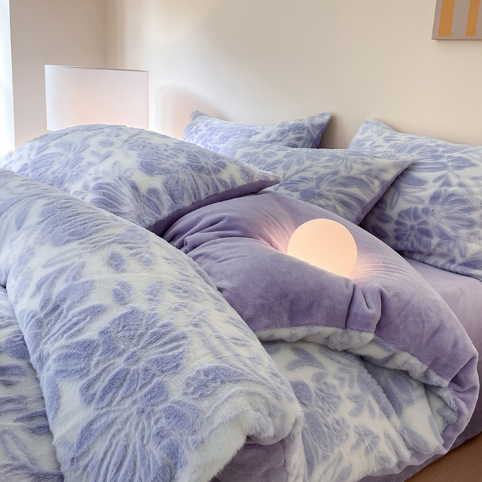 91家纺网 家纺一手货源 找家纺 金爱家 2024新品全消光A类纯色獭兔毛绒立体牛奶绒兔毛雕花350克四件套 兔毛繁花紫色