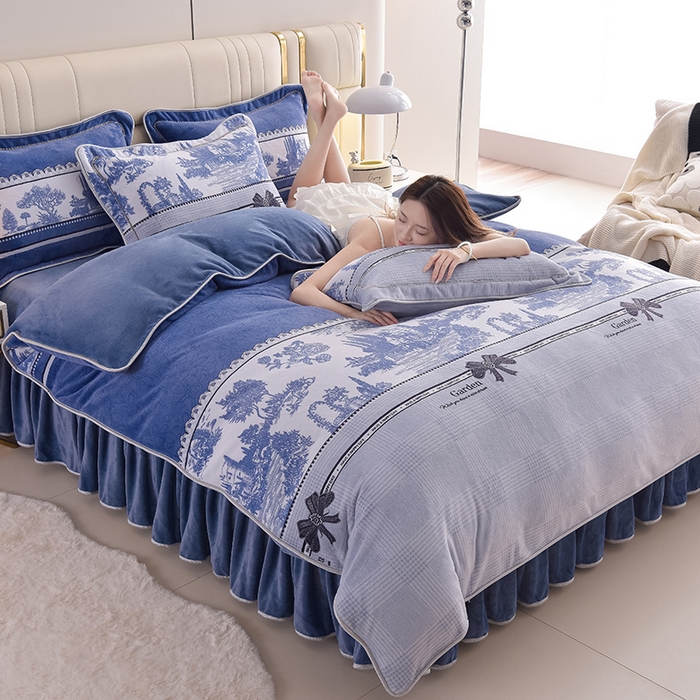 91家纺网 家纺一手货源 找家纺 曼尼家纺2025高克重直播印花床裙款法莱绒金貂珊瑚绒牛奶绒四件套 水墨江南