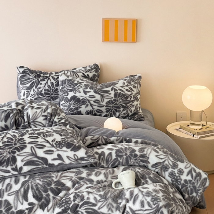 91家纺网 家纺一手货源 找家纺 金爱家 2024新品全消光A类纯色獭兔毛绒立体牛奶绒兔毛雕花350克四件套 兔毛繁花灰色